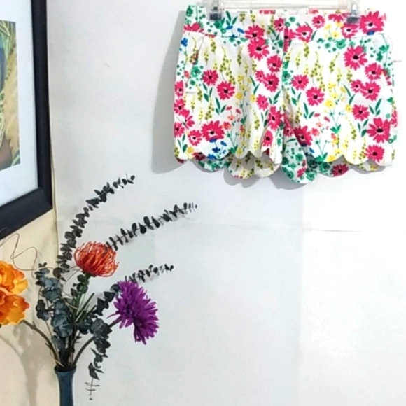 CROWN & IVY NWT SHELBY FLORAL SHORTS SIZE 4P - Picture 2 of 10